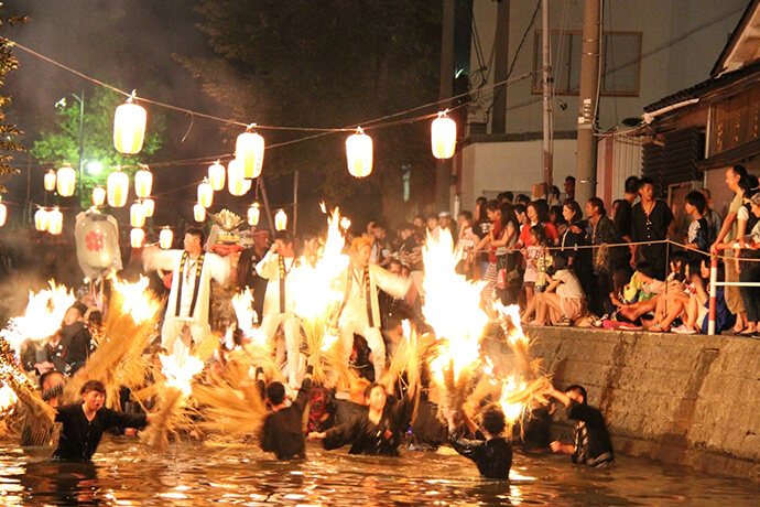 御座舟に乗せられた神輿が長者川を渡る 川渡し神事