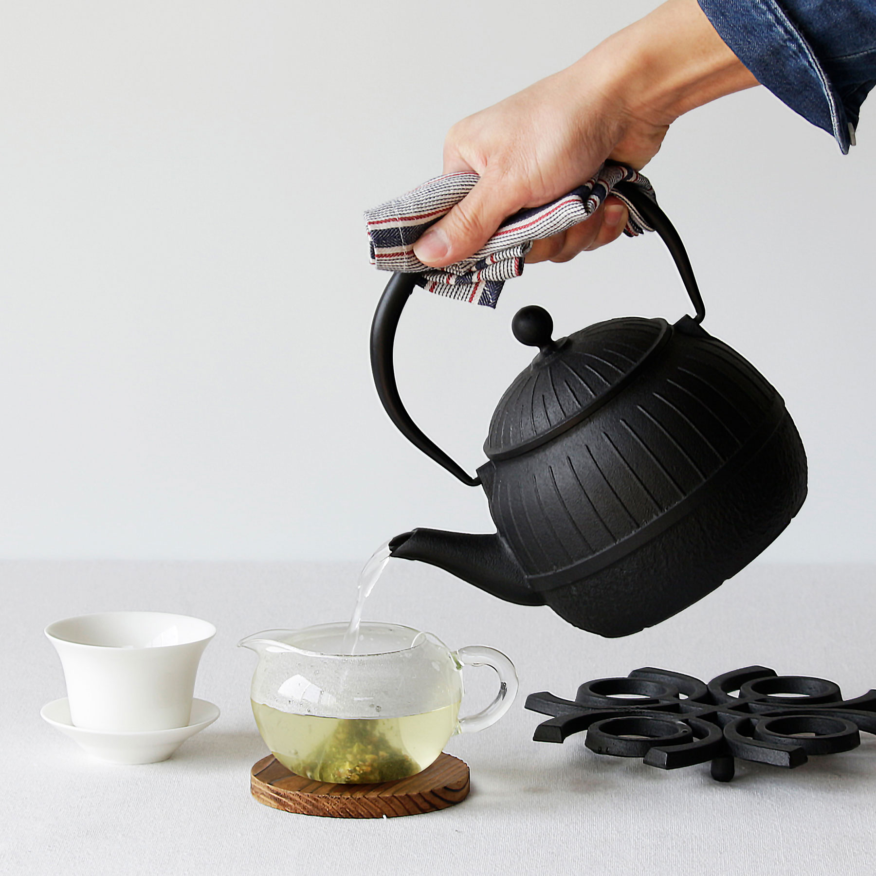 ＜OIGEN＞南部鉄器 鉄瓶 八千草1.2L