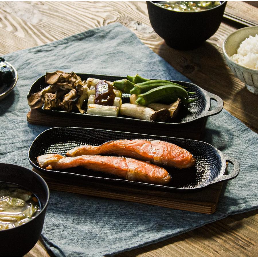 ＜OIGEN＞南部鉄器 　焼き焼きグリル　スリム２個セット（焼杉木台付き）