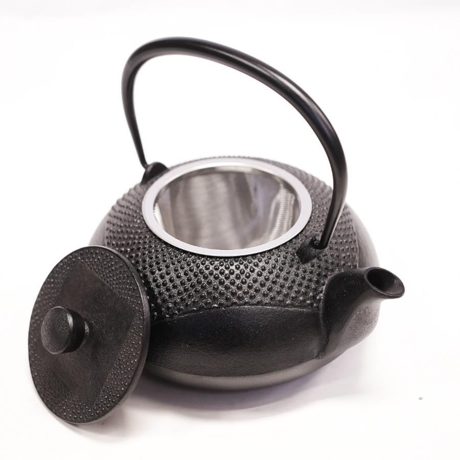 ＜及富＞南部鉄器　鉄瓶　正方丸あられ０.７L（ステンレス茶こし付）