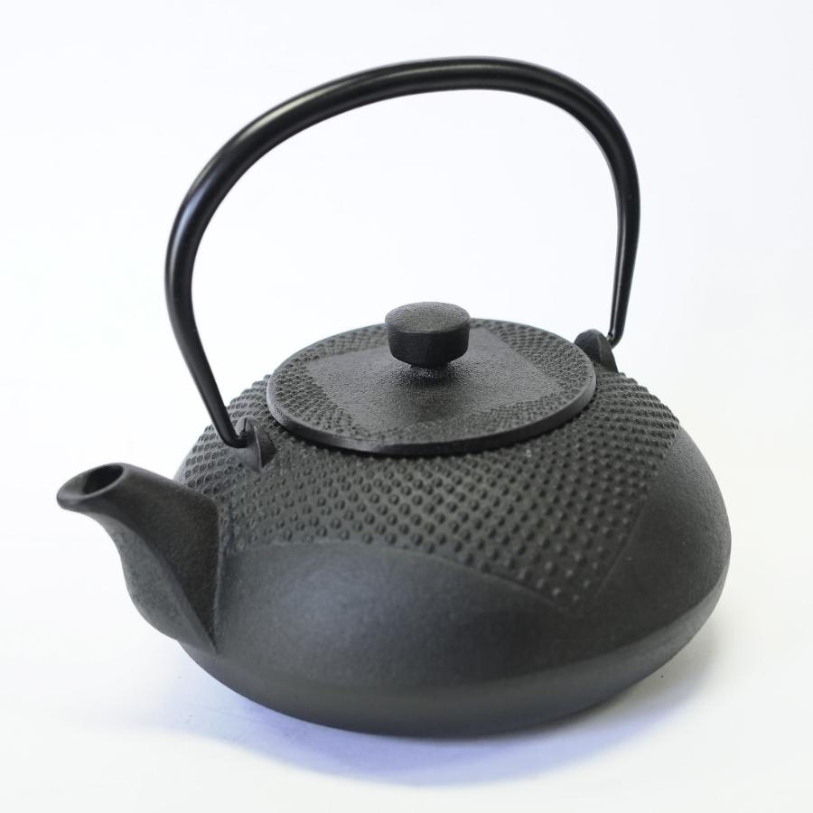 ＜及富＞南部鉄器　鉄瓶　正方丸あられ０.７L（ステンレス茶こし付）
