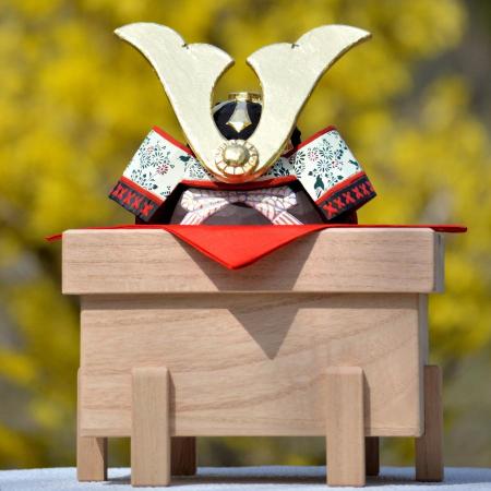 ＜蔵王一刀彫＞兜飾り　（小）