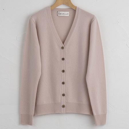 手しごとで編む〈白田のカシミヤ〉婦人M Vネックカーディガン（アイスピンク） ベビーカシミヤ100%【度詰】