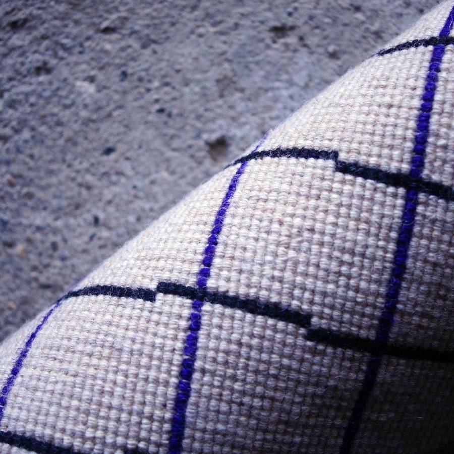 米沢緞通チェアラグ　気まぐれ格子（紫×黒）