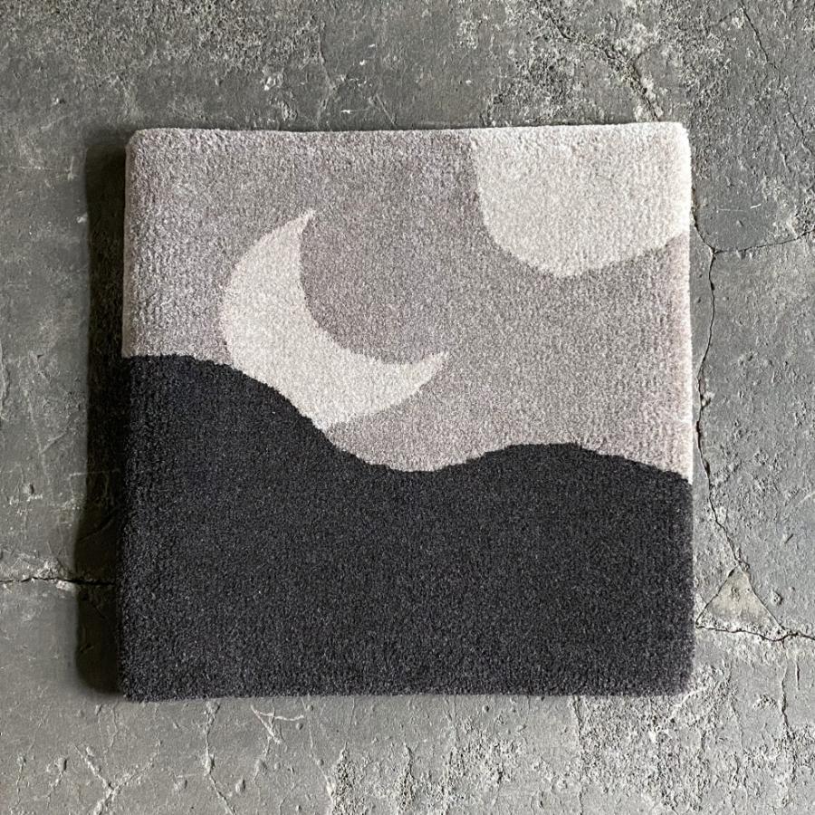 <nitorito×米沢緞通>山と月“陰”(チェアラグ:約38x38cm)