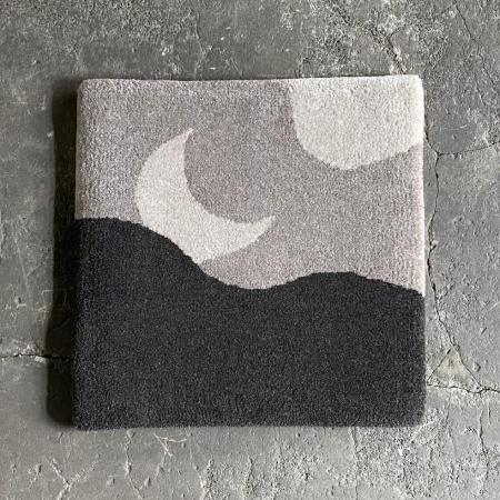 ＜nitorito×米沢緞通＞山と月“陰”（チェアラグ：約38x38cm）