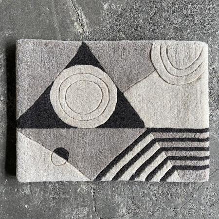 ＜米沢緞通・滝沢工房＞躍動（スツールラグ：約30×40cm）