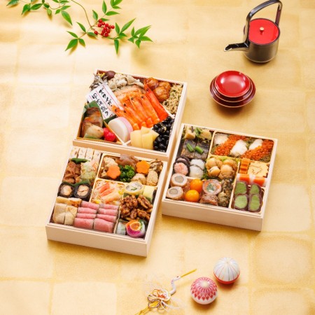 <赤坂あじさい>和風おせち特選三段重『虹』(山形牛ローストビーフ・ずわい蟹入り/冷蔵)3~4人前【12月31日お届け】
