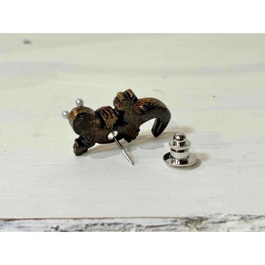 ＜月ノ聖＞「ヤモリ」木彫漆ピンブローチ