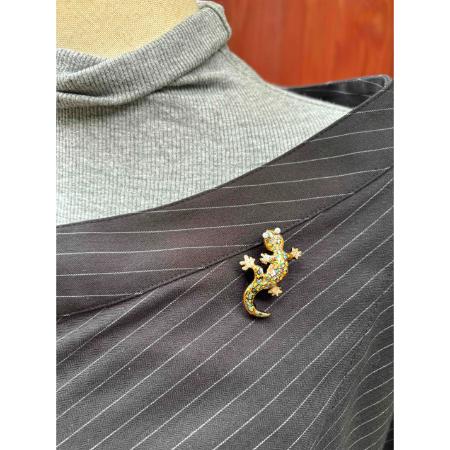 ＜月ノ聖＞「ヤモリ」木彫漆ピンブローチ