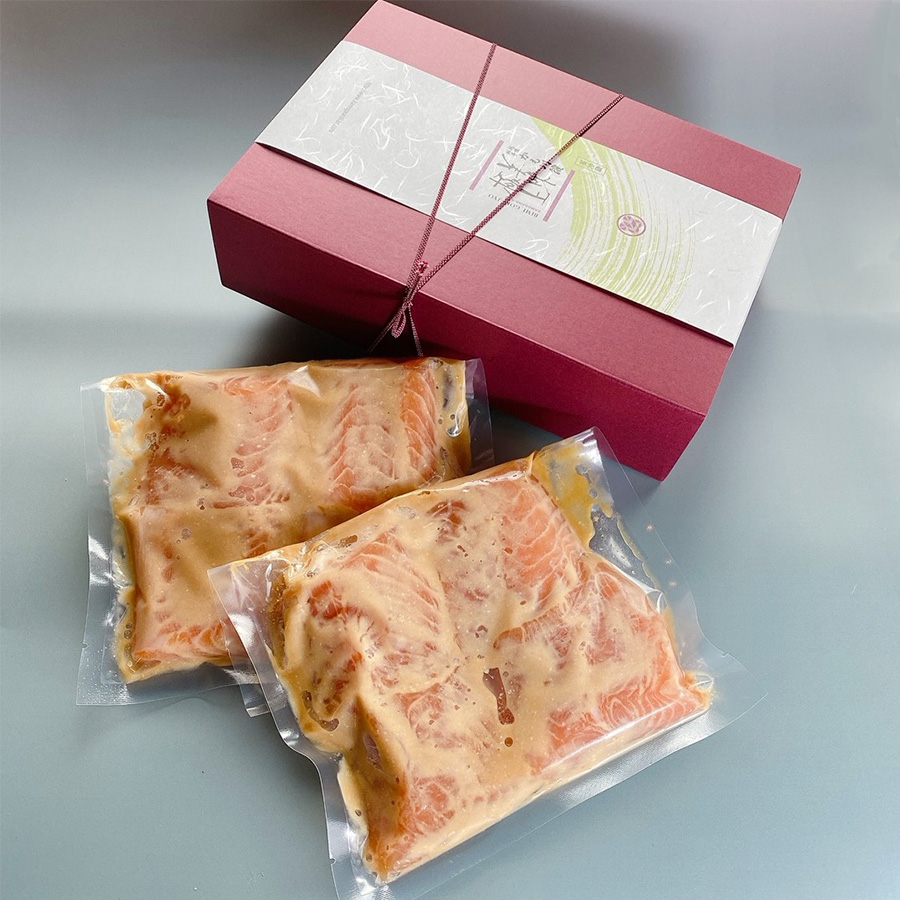 <料亭かも川本館>佐渡ゴールドサーモンの長岡越後味噌漬8切入