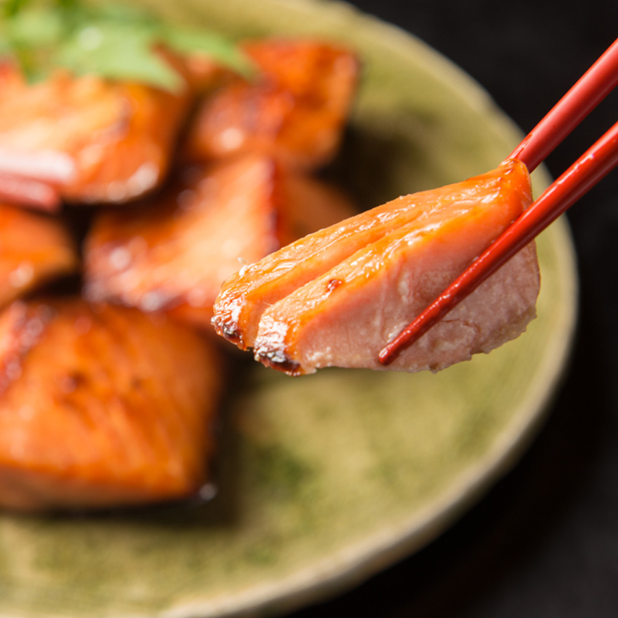 <料亭かも川本館>佐渡ゴールドサーモンの長岡越後味噌漬8切入