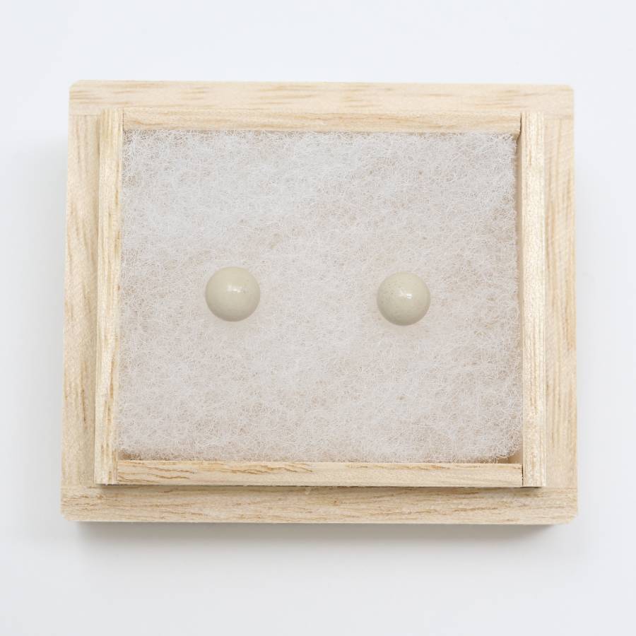 ＜ヌシヤ＞輪島でうまれた うるしのピアス　きぬ（白）