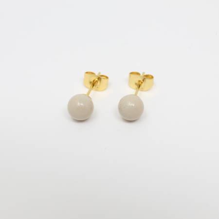 ＜ヌシヤ＞輪島でうまれた うるしのピアス　きぬ（白）