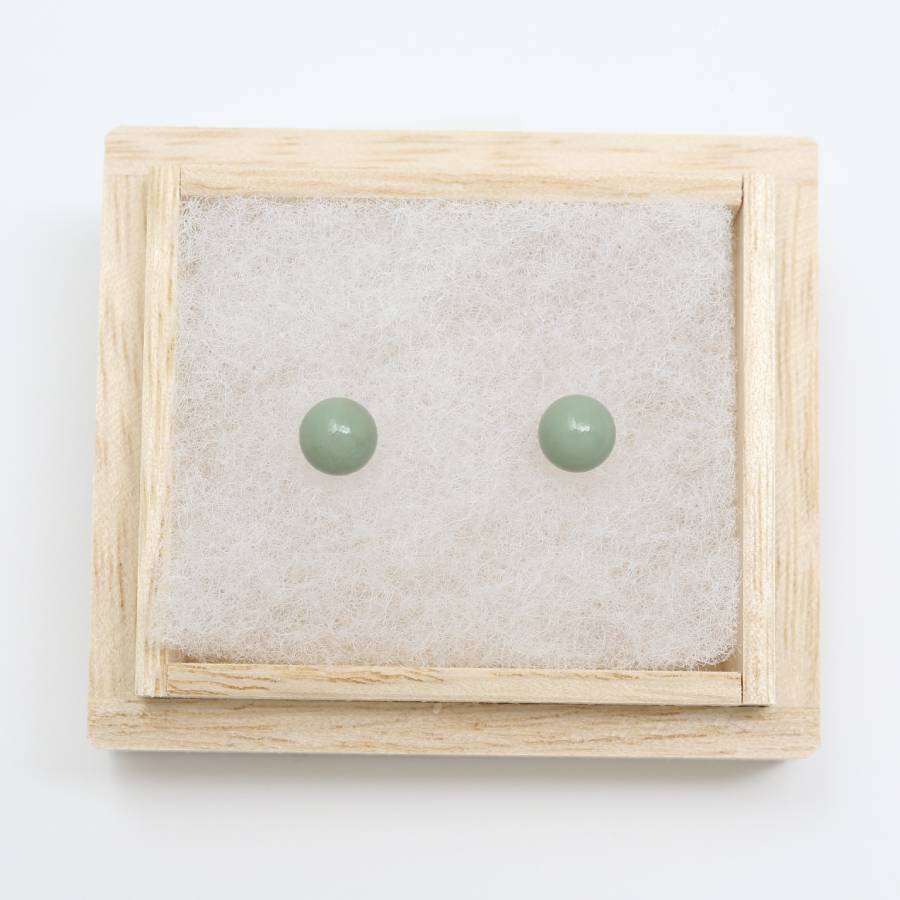 ＜ヌシヤ＞輪島でうまれた うるしのピアス　しんめ（薄緑）