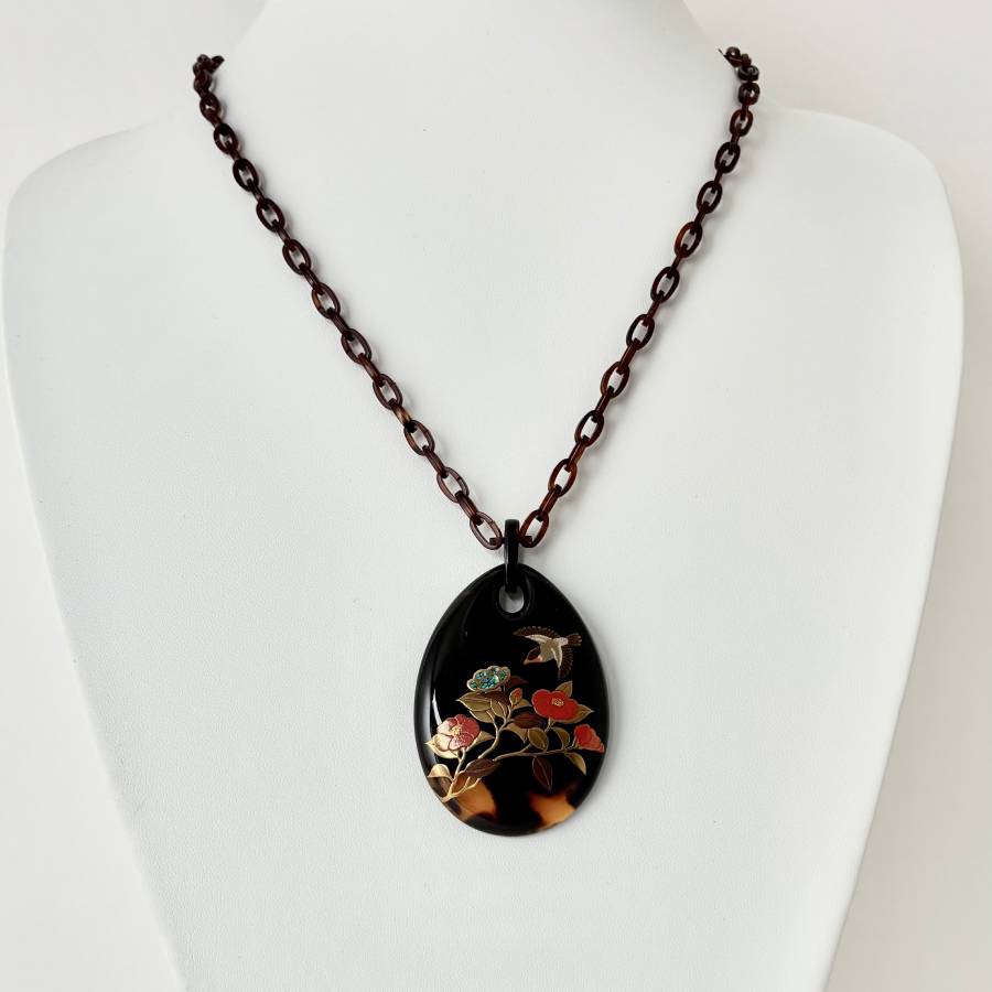 <うるしアートはりや>椿に鷽蒔絵べっ甲ペンダント