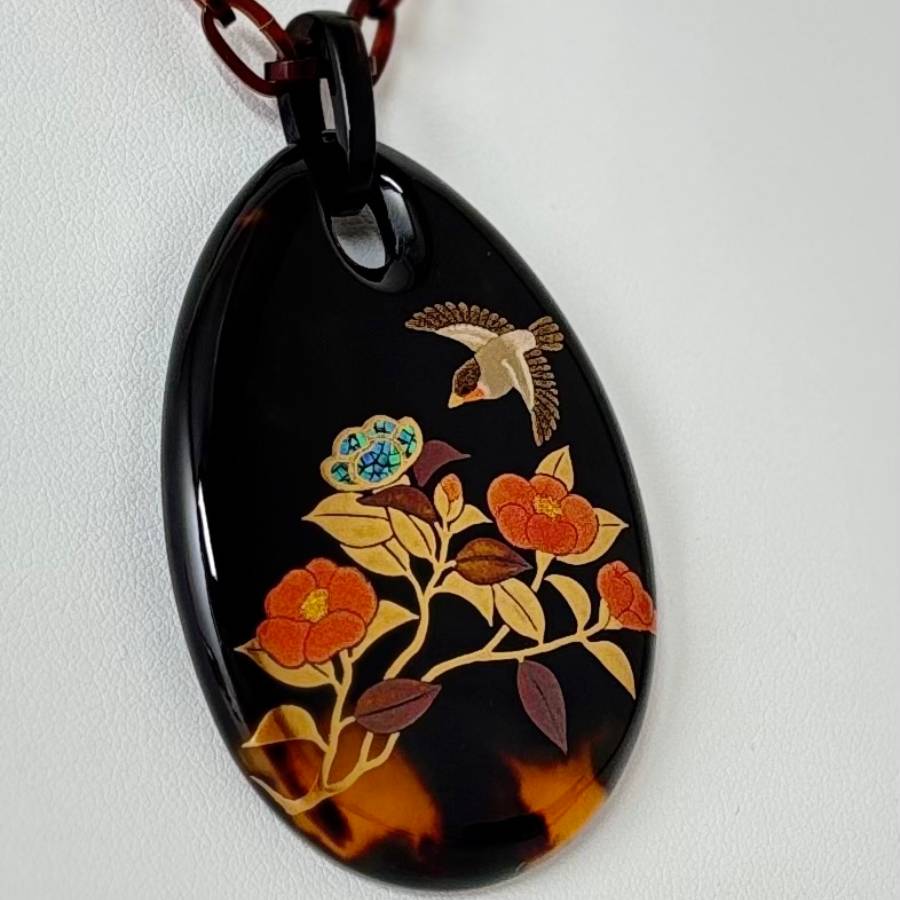 <うるしアートはりや>椿に鷽蒔絵べっ甲ペンダント
