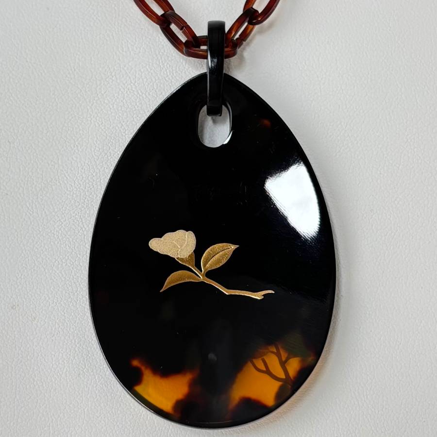 <うるしアートはりや>椿に鷽蒔絵べっ甲ペンダント