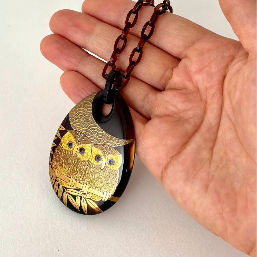 <うるしアートはりや>仲良しふくろう蒔絵べっ甲ペンダント