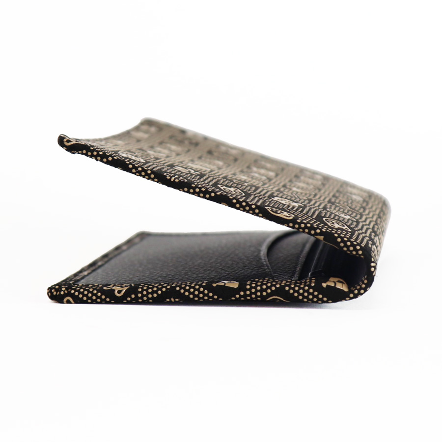 <印傳屋 上原勇七>甲州印傳 印傳屋上原勇七 免許証入れ 黒×白 福戌