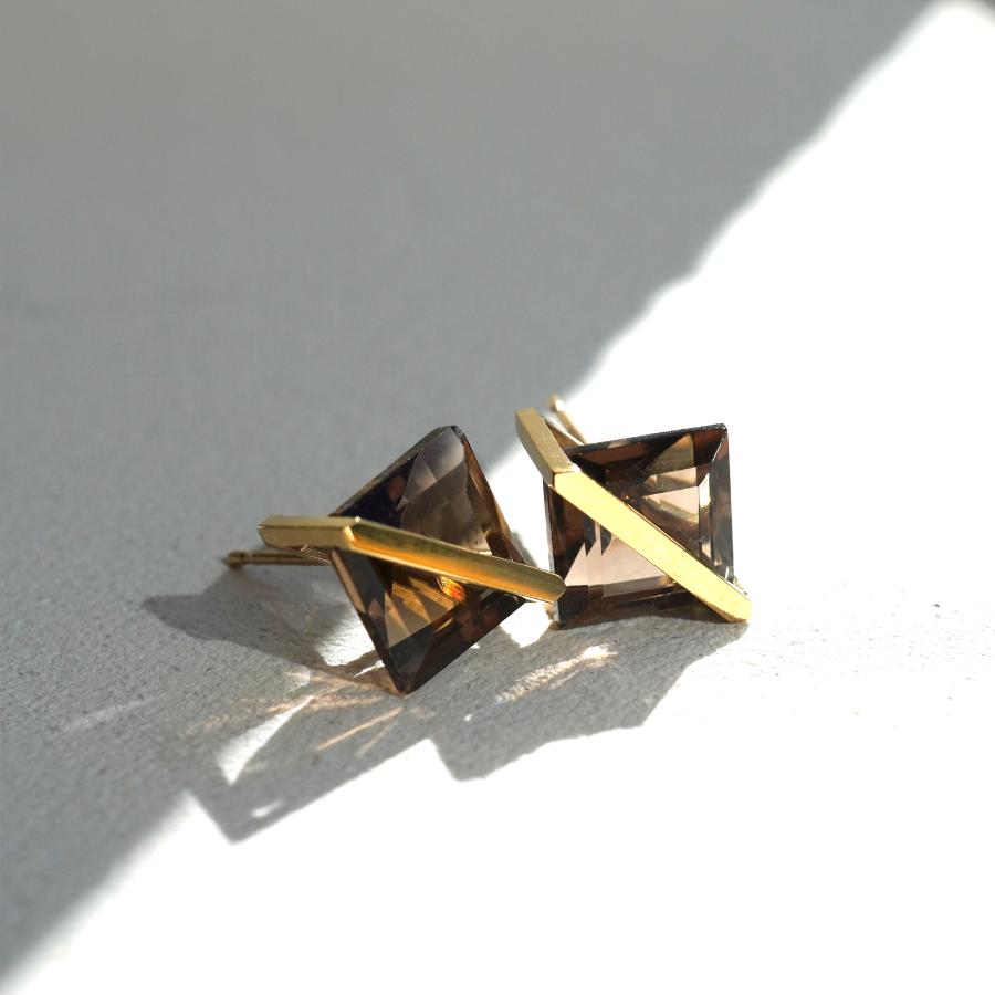 ＜januka/ヤヌカ＞BAND EARRINGS SMOKYQUARTZ（ピアス）