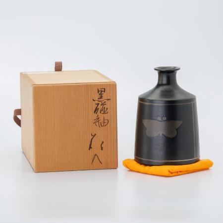 ＜亀井勝＞瀬戸焼　黒磁蝶紋一輪挿し