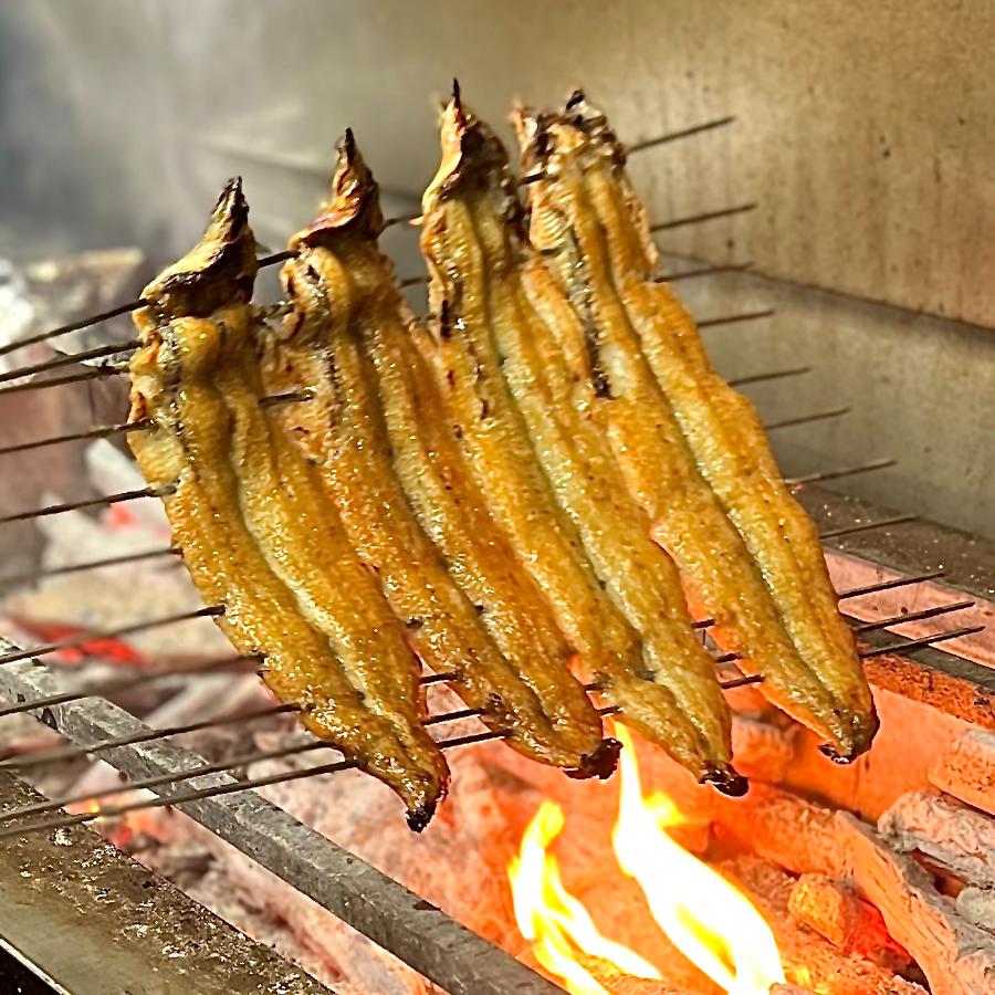 ＜うなぎ割烹　みかわ三水亭＞三河産鰻 炭火手焼き「白焼き」2尾【3ヵ月定期便】・M130