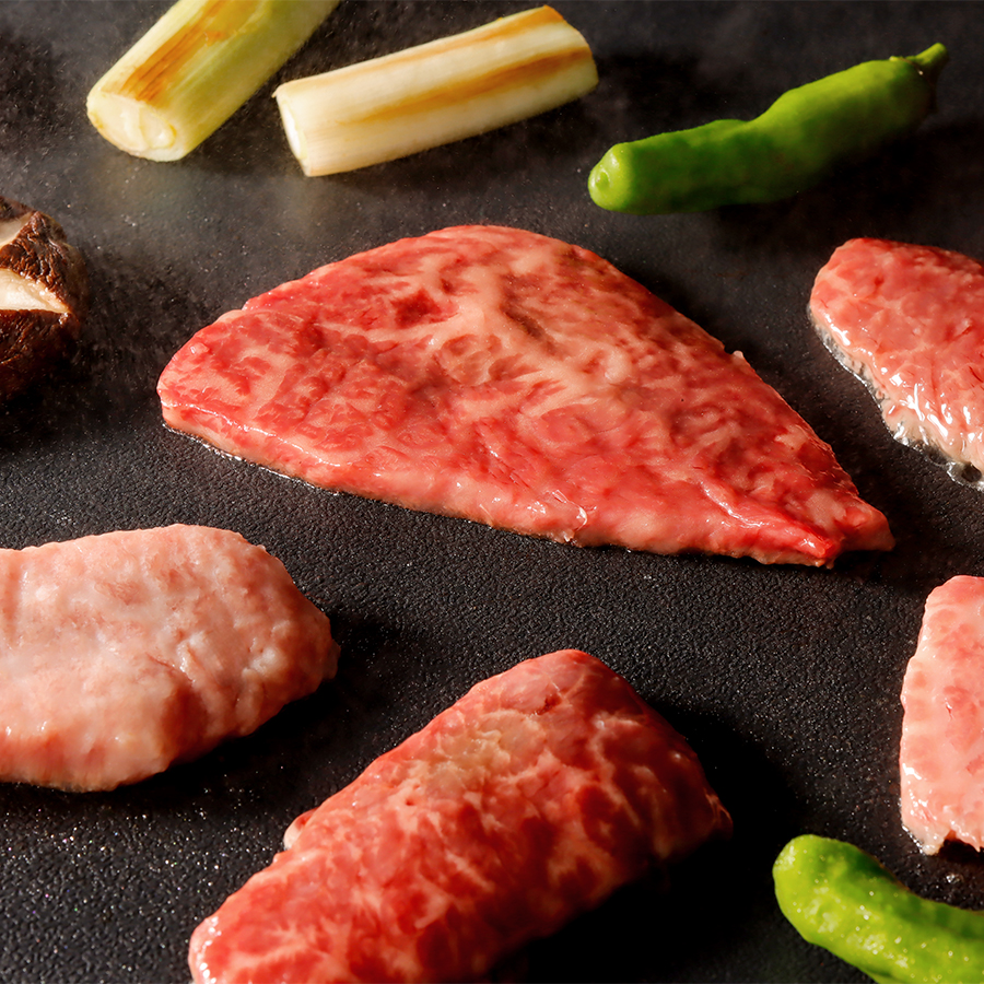 ＜小島食品／澤井牧場＞A４等級以上「近江牛」赤身焼肉用3種セット（トモサンカク・イチボ・モモ）各100g（計300g）