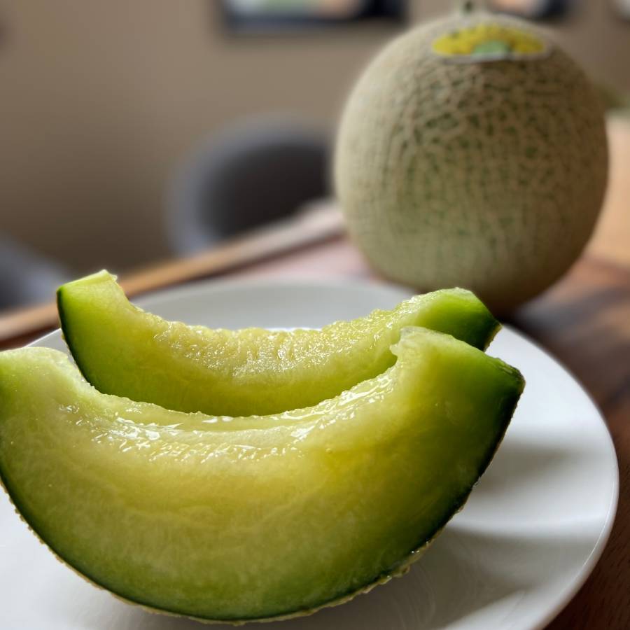 ＜みらいパーク竜王＞メロン（青肉・赤肉）各1玉（計2玉）