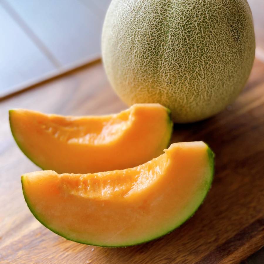 ＜みらいパーク竜王＞メロン（青肉・赤肉）各1玉（計2玉）