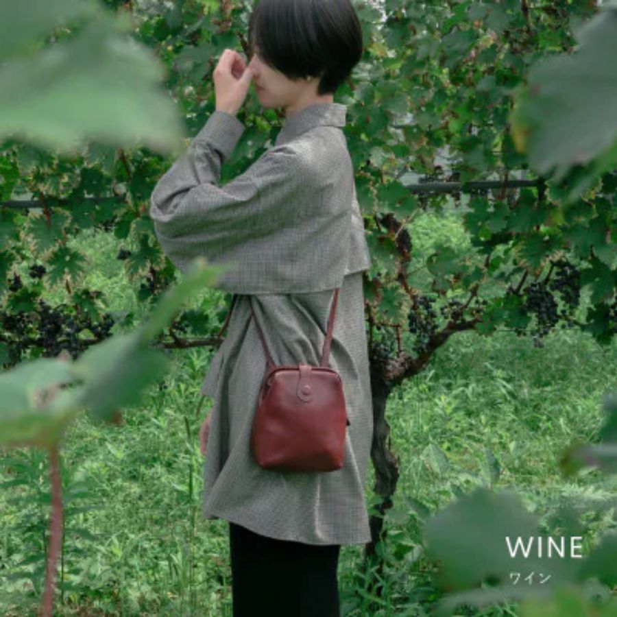 ＜Atelier nuu＞豊岡鞄Lezza botanica  ダレスポシェットNU66-102　（ワイン）