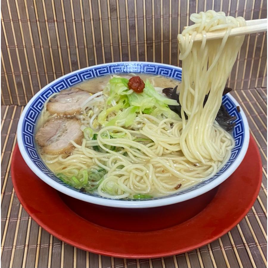＜ラーメンマン＞あっさりとんこつセット （ラーメン・ギョーザ・タレ・激辛高菜）