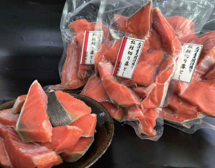 ＜函館朝市 船岡商店＞紅鮭切落し厚切り1.2kg