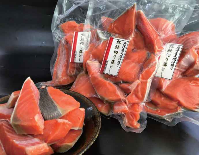 <函館朝市 船岡商店>紅鮭切落し厚切り1.2kg