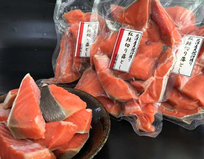 ＜函館朝市 船岡商店＞紅鮭切落し厚切り1.2kg