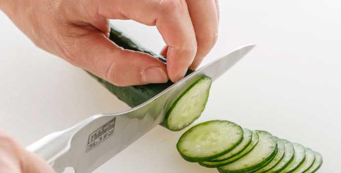 グレステン 万能ペティ(ステンレスハンドル)814TUM『包丁刃研ぎ無料チケット』付 使用イメージ