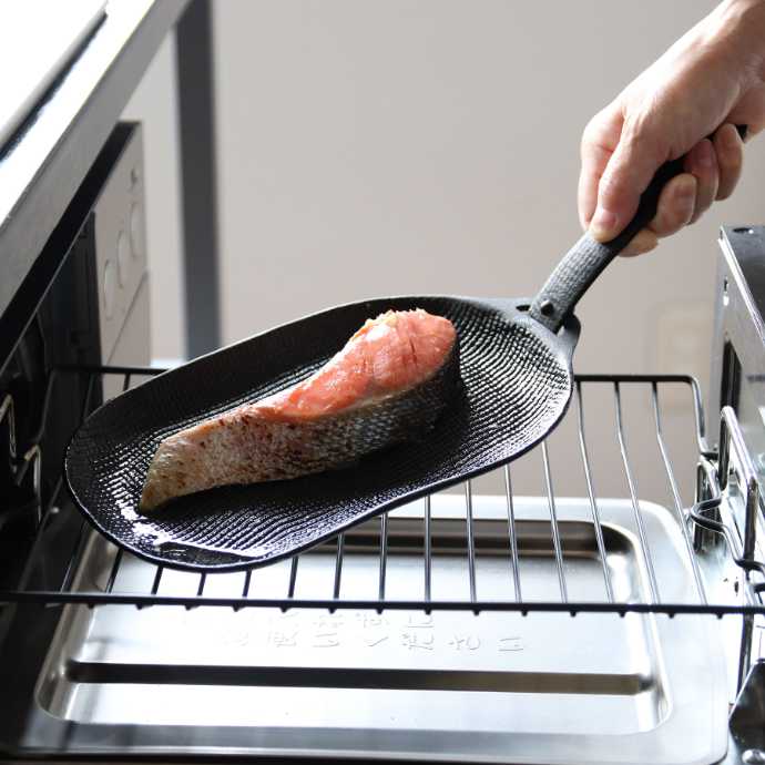 「OIGEN」南部鉄器 焼き焼きグリル ぽっちゃり(焼杉木台付き)使用イメージ