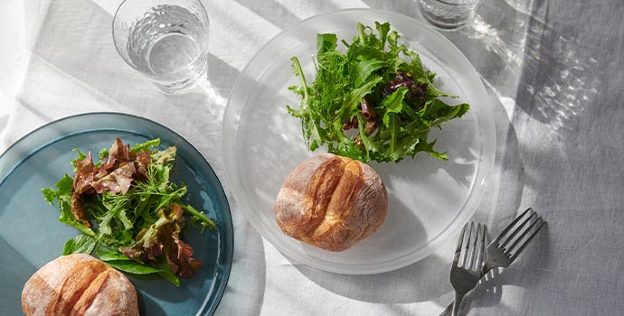 <Sghr スガハラ>sosara そさら 24cmプレート 2枚セット(フロスト・インディゴフロスト) 使用イメージ