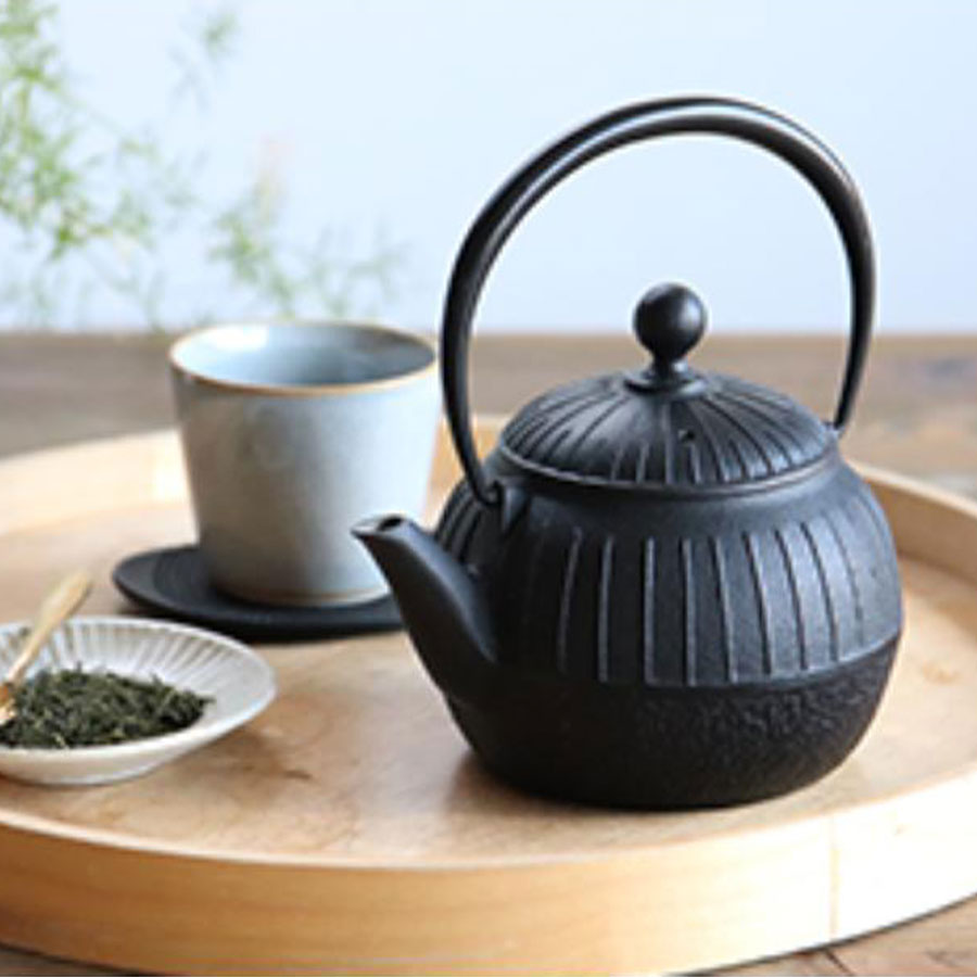 <OIGEN>南部鉄器 鐵急須 千草 黒 0.55L E-098