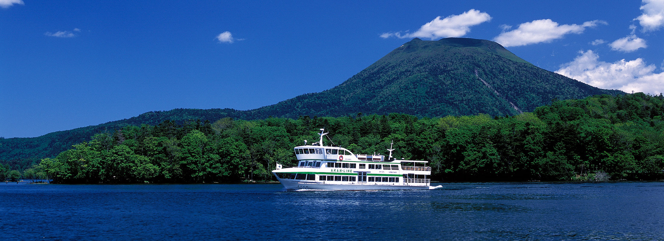 夏の阿寒湖と遊覧船