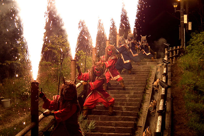 地獄谷に棲む「湯鬼神(ゆきじん)」達が厄を払い、幸せを願い打ち上げる鬼花火(6月〜8月開催)