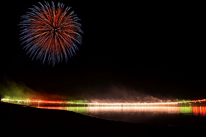 かなやま湖湖水祭りで披露される名物「ナイアガラの滝」