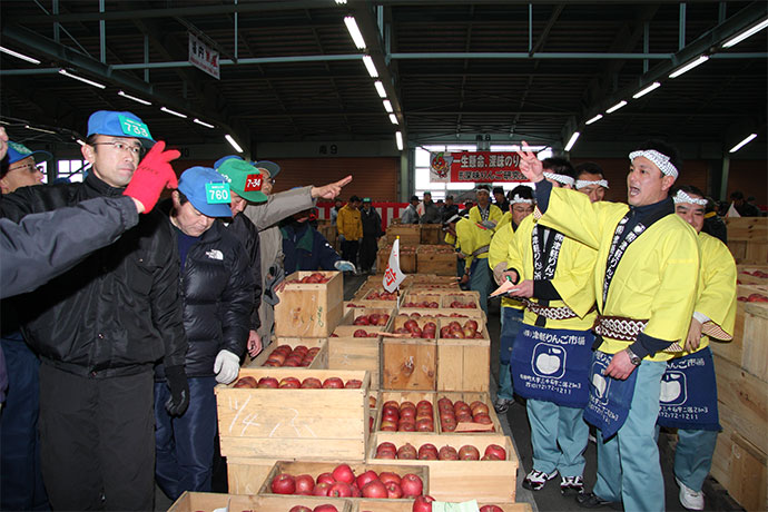 全国初のりんご専門卸売市場　津軽りんご市場での競りの様子