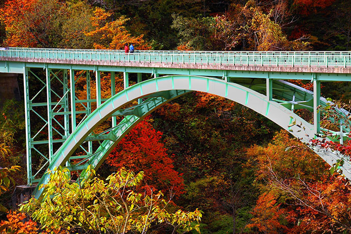 国見温泉ほど近くにある鹿倉橋から見る紅葉