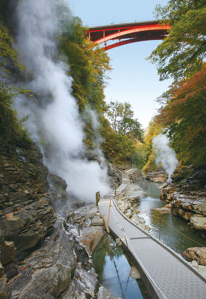 大地の息吹感じる「小安峡大噴湯」