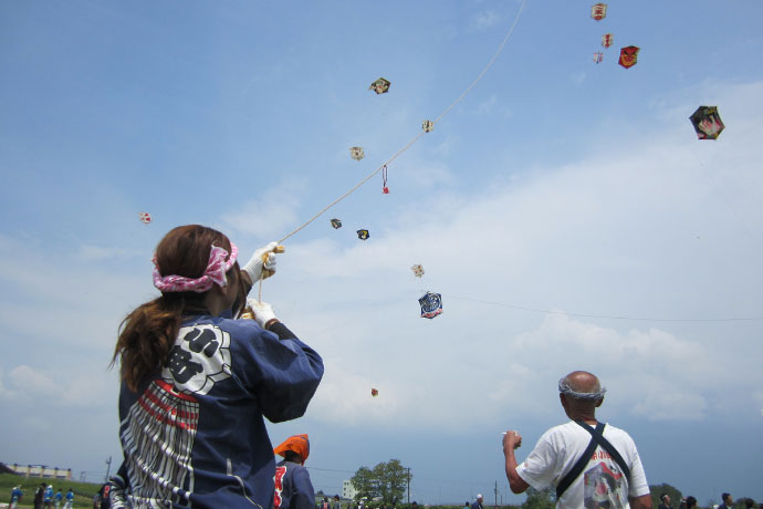 毎年6月に開催される新潟県指定無形民俗文化財「三条凧(いか)合戦」