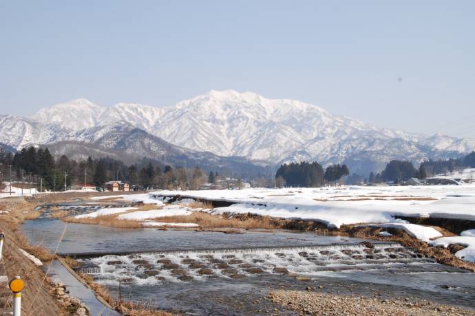 「粟ケ岳」の雪解け水は田畑に恵みをもたらします