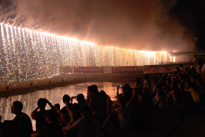 「越後加茂川夏祭り」のラストを飾る大ナイアガラ
