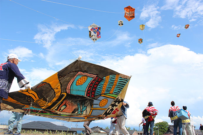 多彩な凧が空を彩る「見附今町・長岡中之島大凧合戦」