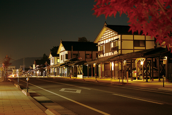 雪国特有の雁木が美しい牧之通りの街並み